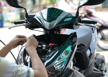 Kỹ thuật viên sẽ gắn định vị vào xe máy ngay tại cửa hàng